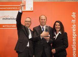Preisübergabe IT Innovationspreis an Harald Kintzel Harald Kintzel nimmt den IT Innovationspreis entgegen